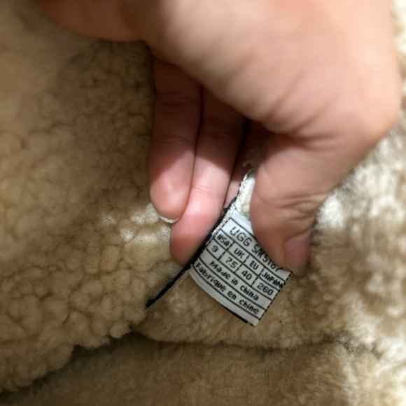 Ugg boots size 9 - Picture 4 of 6